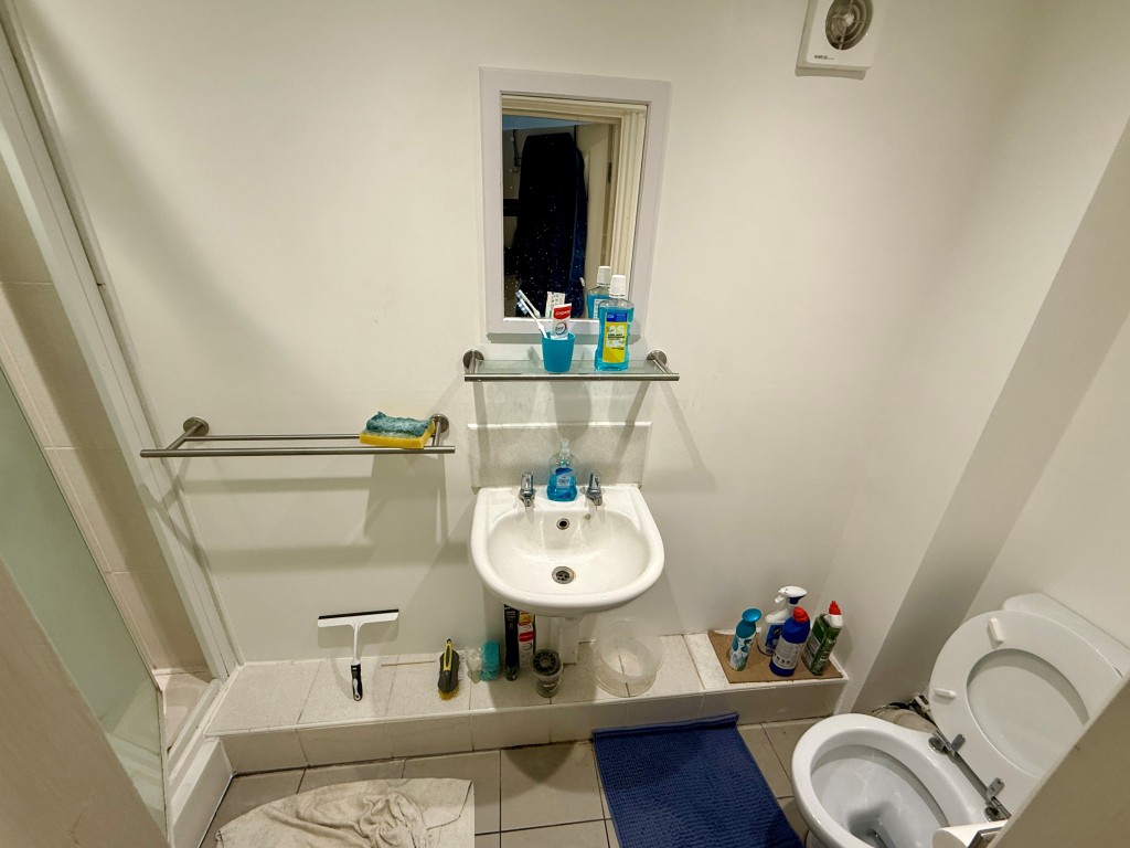 Lot: 74 - MIXED USE INVESTMENT IN TOWN CENTRE - FIVE FLATS AND COMMERCIAL UNIT - 44A East Street - En-suite shower room with W.C.